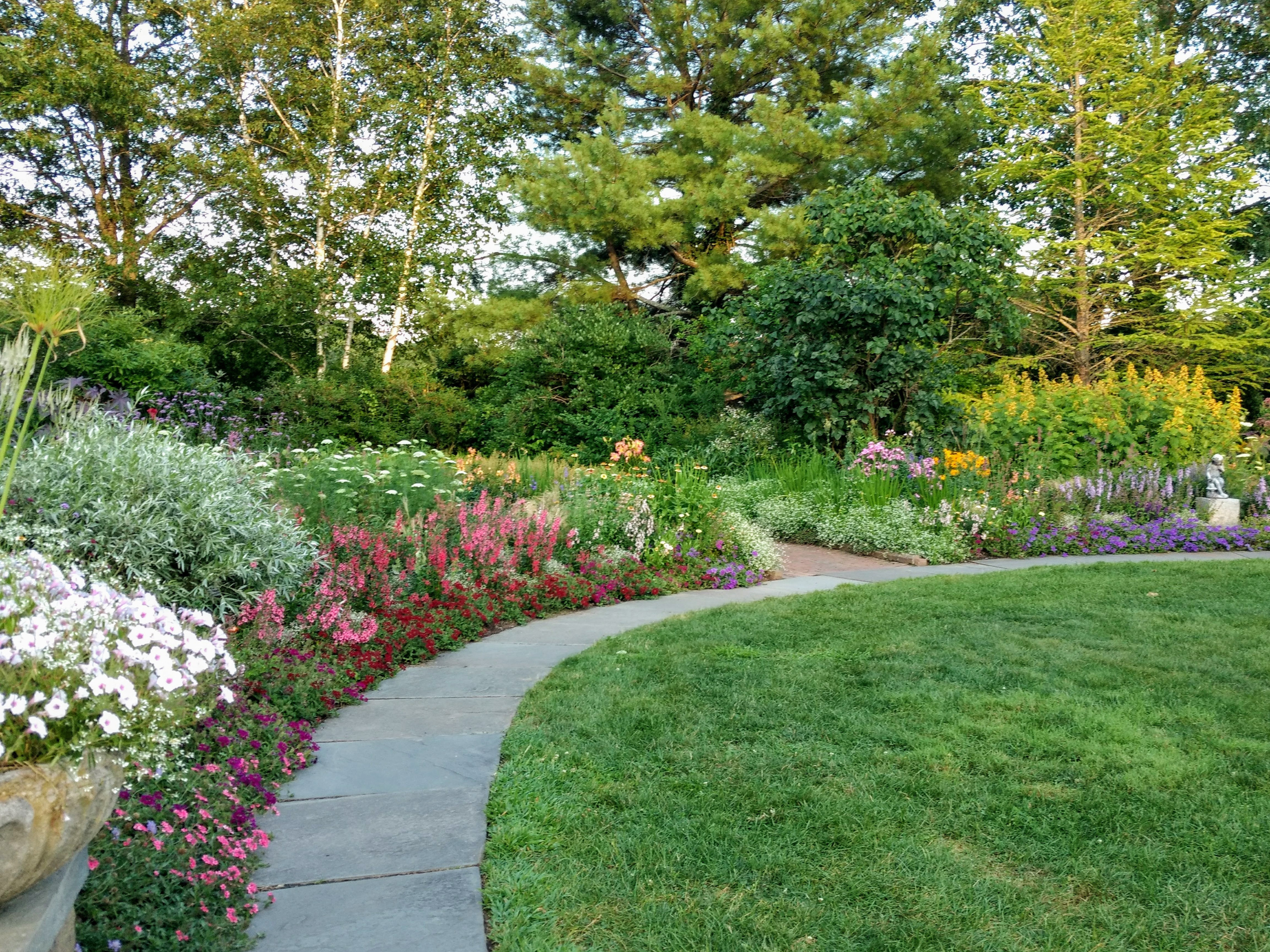 Благоустройство участка частного дома во Владикавказе и Республике Северная Осетия